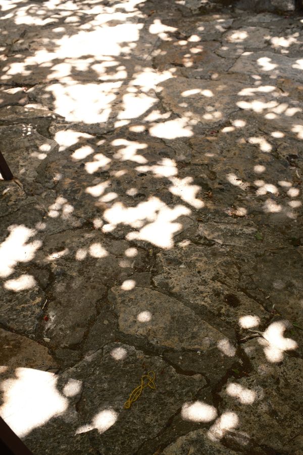 Luz del sol tamizada sobre un viejo pavimento de piedra