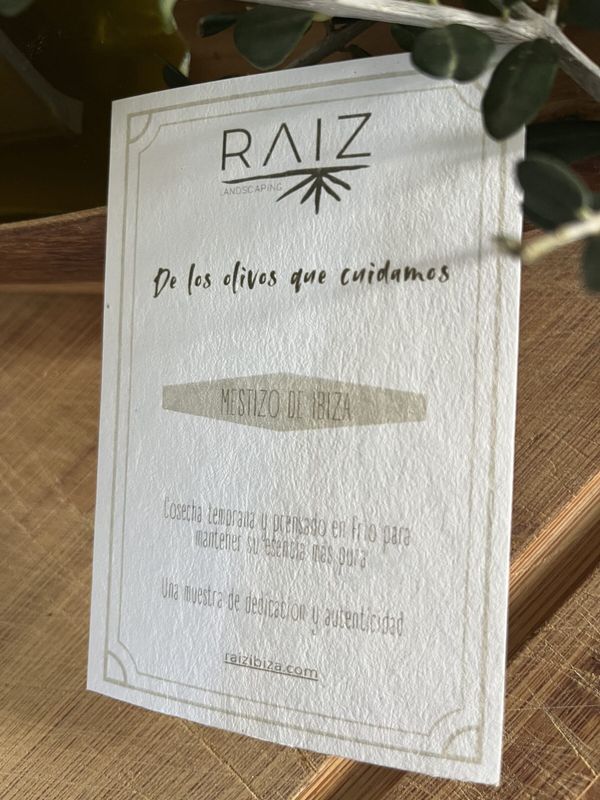 La etiqueta colgante de Mestizo de Ibiza, que dice «de los olivos que cuidamos»